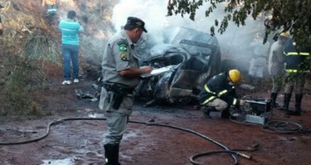 Batida frontal entre carro e carreta mata 6 pessoas na GO-164, em Goiás