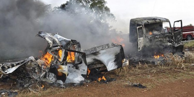 Colisão frontal entre carreta e S-10 mata duas pessoas na BR-364