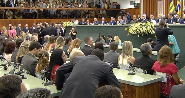 Deputados estaduais tomam posse na Assembleia Legislativa, em Goiânia