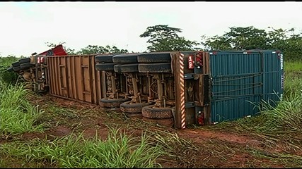 Motorista morre após batida entre carro e carreta carregada com gado