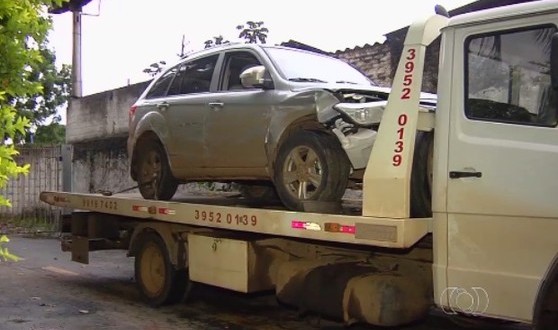 Menores capotam carro roubado e são apreendidos, em Goiânia