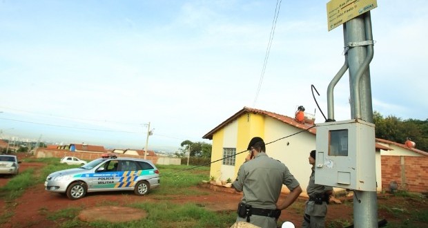 Jovem é morto a tiros e irmão fica ferido dentro de casa em Goiânia