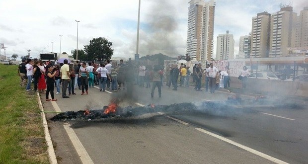 Protesto de professores em greve para trânsito na BR-153, em Goiânia