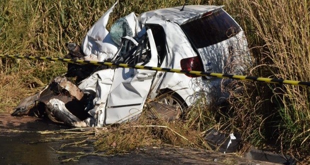 Três pessoas morrem em acidente entre carro e caminhão, na GO-070