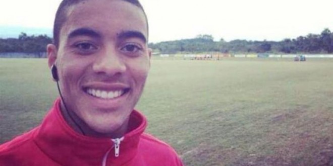 Jogador de 17 anos morre após bater a cabeça durante partida