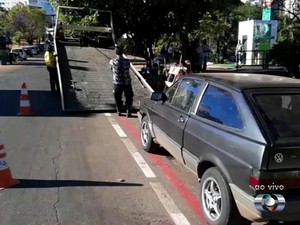 Carro é guinchado após estacionar em ciclofaixa, em Goiânia