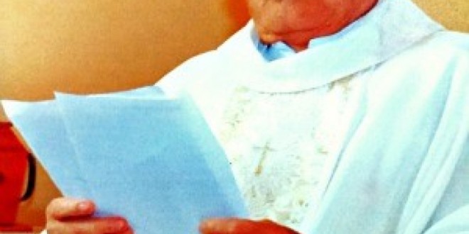 Padre morre de infarto após bênção em missa