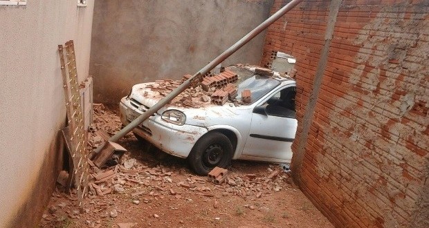 Garoto de 15 anos destrói muro de casa após pegar o carro do padrasto