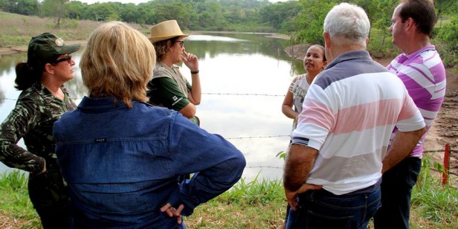 Prefeito Jalles Fontoura e Secretária de Meio Ambiente visita nascentes do Córrego Anda Só