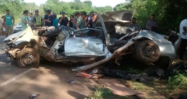 Cinco jovens morrem após carro capotar e bater em árvore, em Goiás