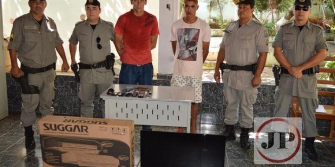 Dois homens são presos suspeitos de furtar residência em Ceres