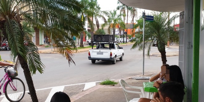Motoristas continuam reclamando de carros de propaganda na Avenida Goiás