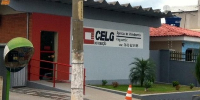 Servidores da rede de manutenção da CELG em Jaraguá cruzam os braços