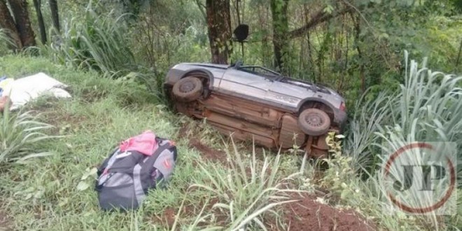 Veículo de Uruaçu com quatro pessoas cai em Ribanceira na 153 em Rialma