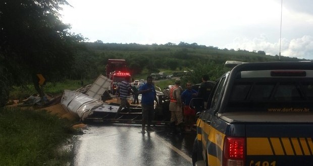 Acidente entre carro e caminhão interdita trecho da BR-364, em Goiás