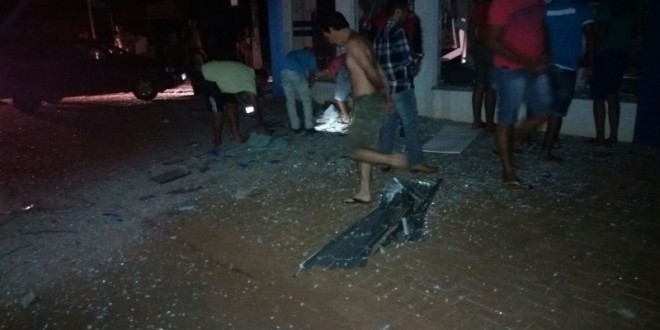 Grupo explode caixas eletrônicos em Alto Horizonte