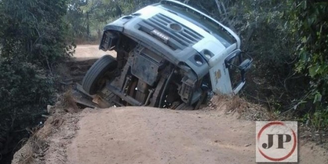 Ponte não suporta peso de caminhão e desaba no município de Uruana