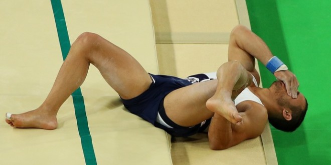 Imagem forte: ginasta francês sofre fratura grave em queda após salto
