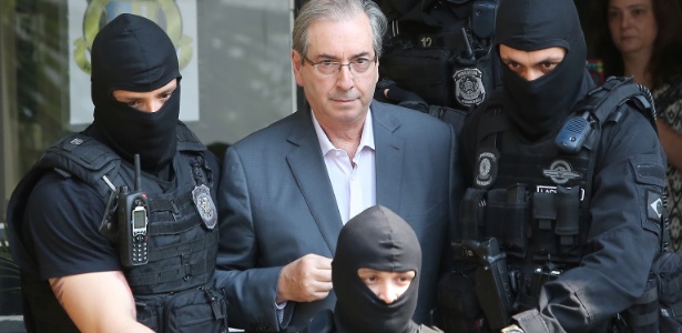 Quentinha de frango e estudo do processo: as primeiras horas de Cunha preso