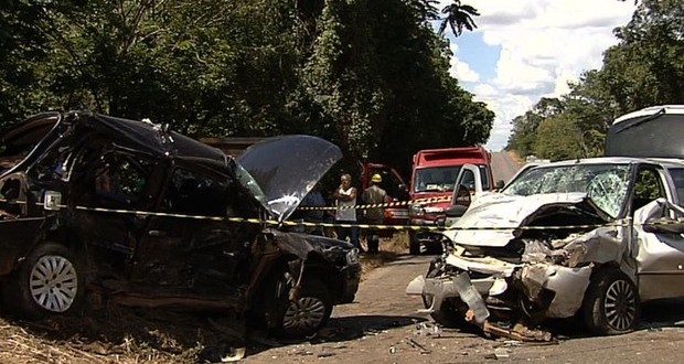 Acidente entre dois carros deixa 4 mortos na GO-020, em Cristianópolis