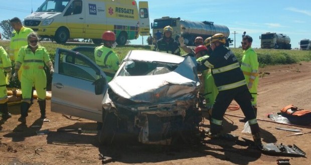 Acidente entre dois carros deixa nove pessoas feridas na BR-040, em Goiás