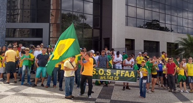 Manifestantes protestam a favor da Lava Jato e contra a corrupção em GO