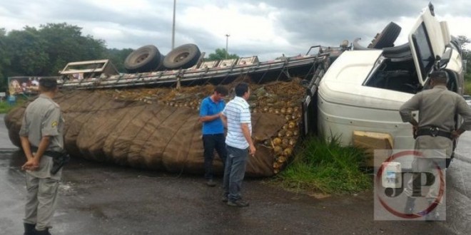 Caminhão carregado de abacaxi tomba no trevo sul de Rialma