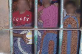 Presos serram grades e 12 conseguem fugir de cadeia em Maurilândia, diz PM