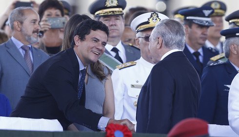 Moro: sorrisos para Temer, carranca para Lula