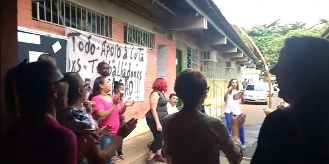 Professores em greve ocupam a sede da Secretaria de Educação de Goiânia
