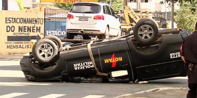 Carro da Rotam capota durante abordagem a torcedores em Goiânia