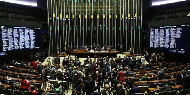 Câmara retira da reforma política valor de fundo eleitoral e adia votação do ‘distritão’