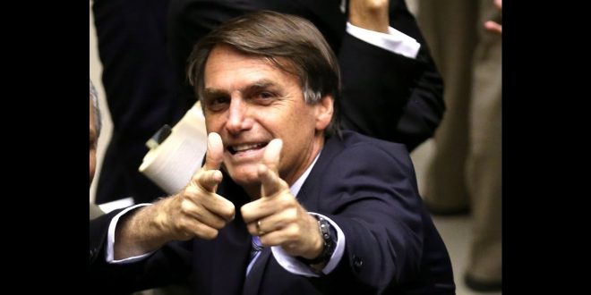 Bolsonaro ironiza em rede social orientação sexual de jornalista americano