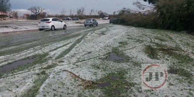 Tempestade de granizo deixa trecho da BR-060 coberto de gelo em Goiás