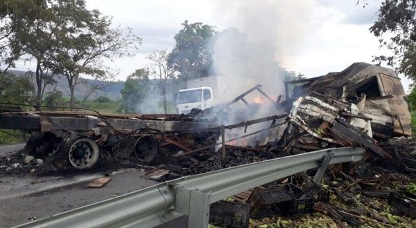 Dois motoristas morrem carbonizados após acidente na BR-020, em Flores de Goiás