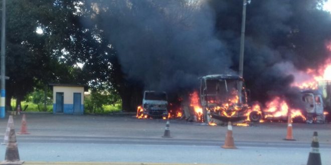 Acidente causa incêndio em seis veículos e interdição da BR-153