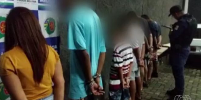 Seis pessoas são detidas suspeitas de assaltar e agredir passageiro de ônibus, em Goiânia