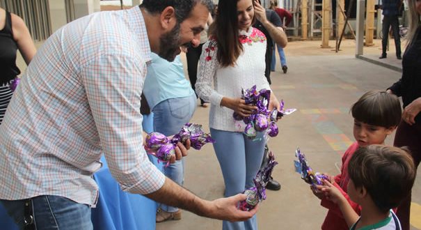 Prefeito Renato de Castro entrega ovos de páscoa a estudantes da rede municipal de educação