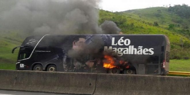 Ônibus do cantor Léo Magalhães pegou fogo após ser apreendido
