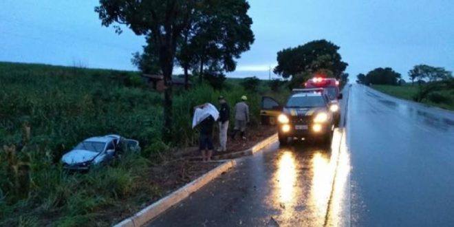 Saída de pista na BR-080, próximo a Barro Alto, deixa 5 pessoas feridas