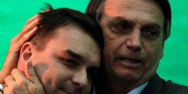 PARENTES DE BOLSONARO DEVOLVIAM 90% DOS SALÁRIOS