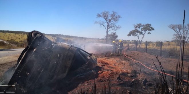 Caminhão tanque tomba e motorista morre carbonizado na BR-080, em Assunção de Goiá