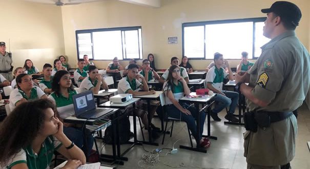 Polícia Militar de Goianésia faz palestra na Fundação crescer