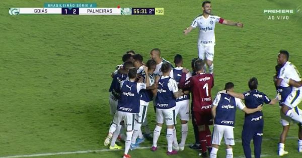 Goiás sai na frente, mas recua e sofre virada em erro do goleiro Marcos