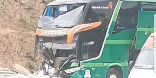 Acidente entre ônibus e caminhão deixa um morto próximo ao trevo de Taquaral