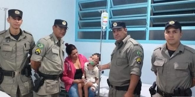 Criança é socorrida por PMs após engasgar na cidade de Rubiataba