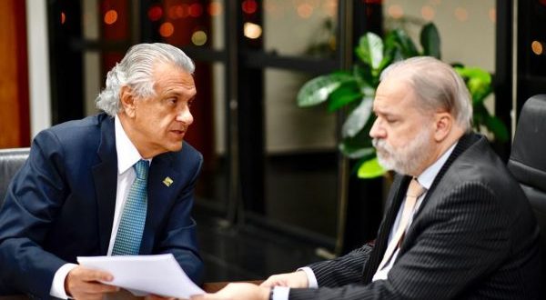 Caiado denuncia a Enel ao Ministério Público Federal