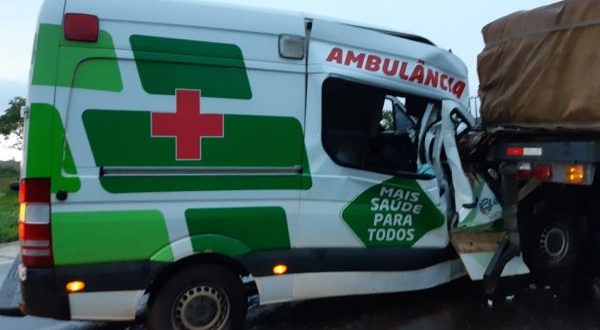Enfermeira morre após colisão de ambulância com carreta em Indiara