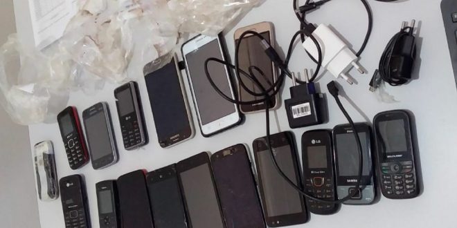 Agentes apreendem pacote com 19 celulares jogado por cima de muro de presídio, em São Simão