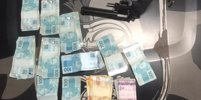 Mulher é presa suspeita de tentar subornar PMs com R$ 10 mil para que não fosse detida, em Goiânia